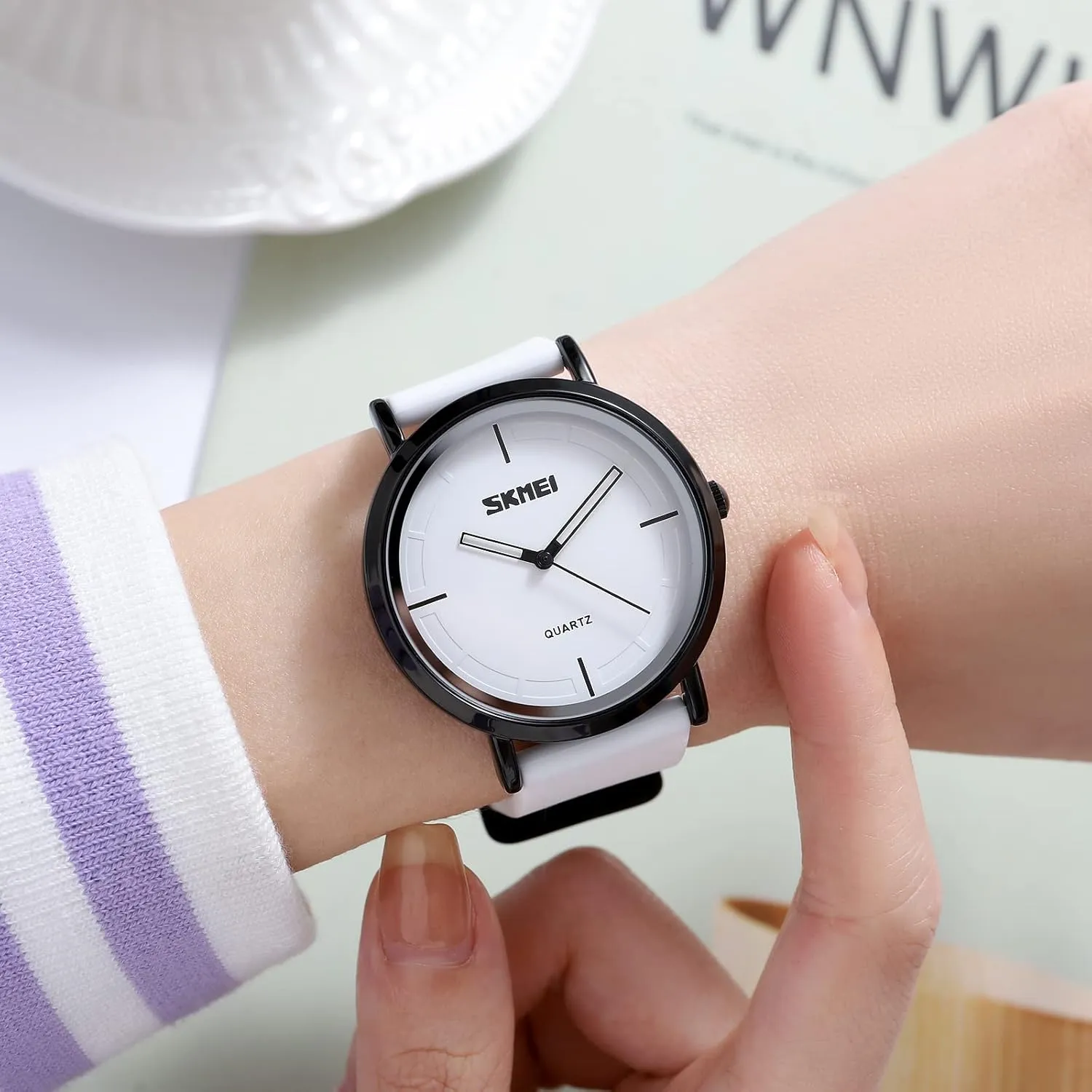 FANMIS Men's Fashion Minimalist Analog Quartz Watch Business Ultra-Thin Sports Military Watch Waterproof Calendar for Unisex Outdoor Watch with Silicone Strap
